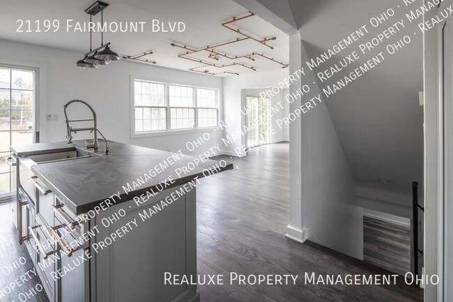 Building Photo - 21199 Fairmount Blvd