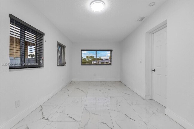 Building Photo - 4530 SW 25th St