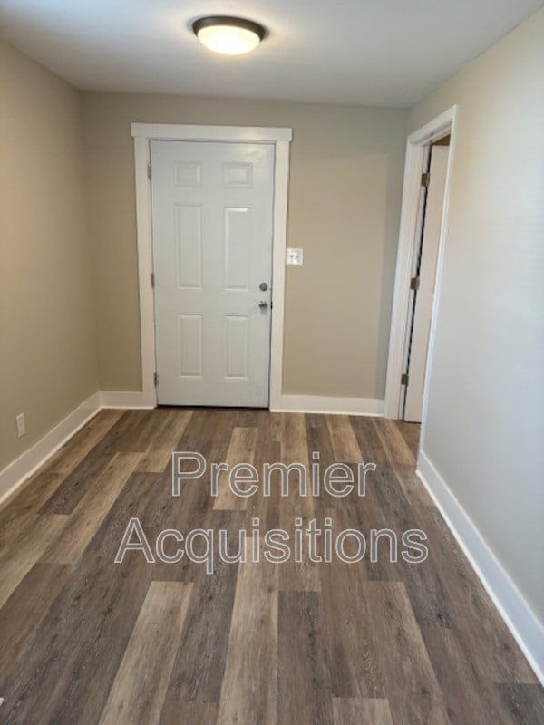 Building Photo - 404 E 8th St