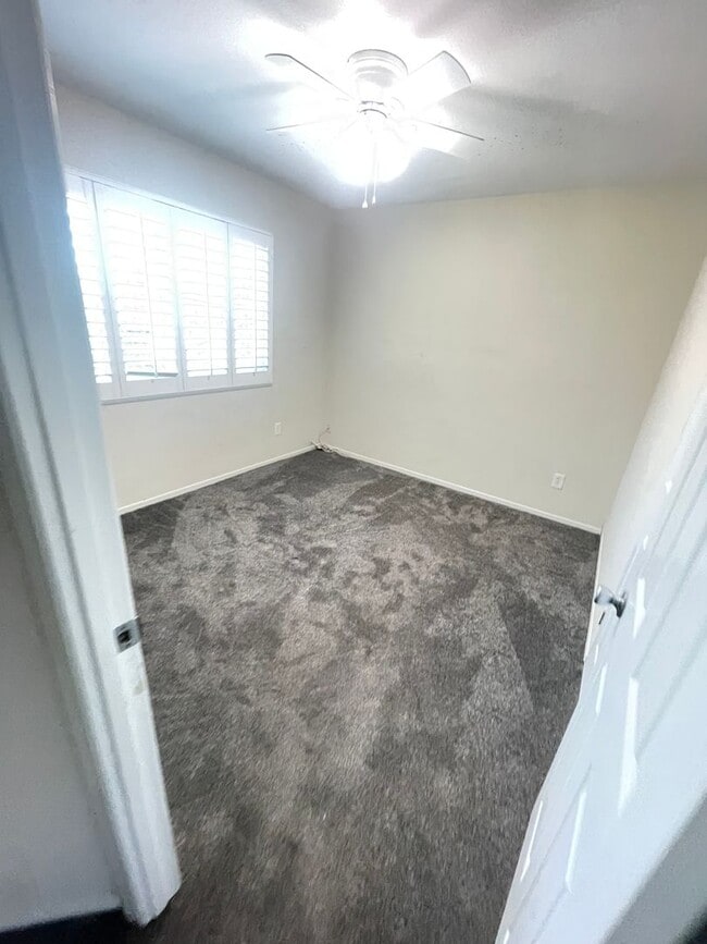 Building Photo - Live Large in this Outstanding 4 bed / 3 bath
