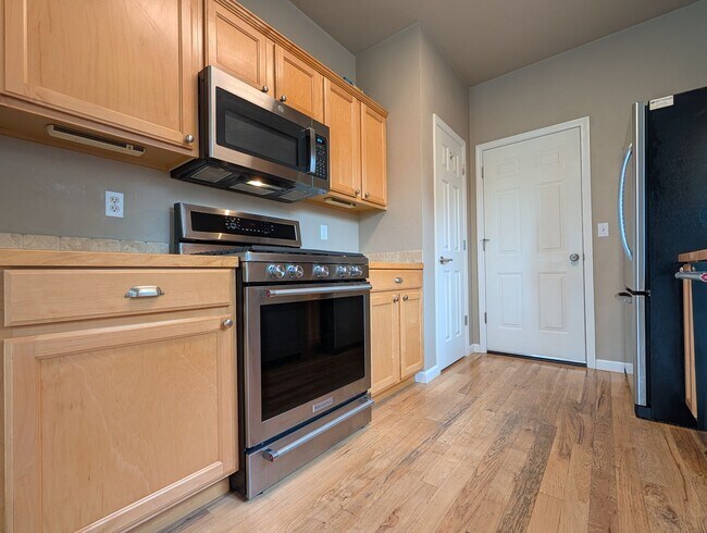 Building Photo - Beautiful 3-Bedroom, 2.5-Bath Home In River Road Area of Eugene!