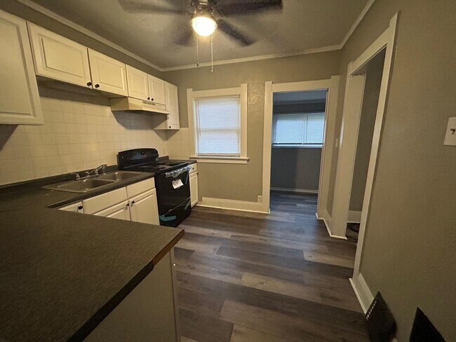 Building Photo - Rent ready!