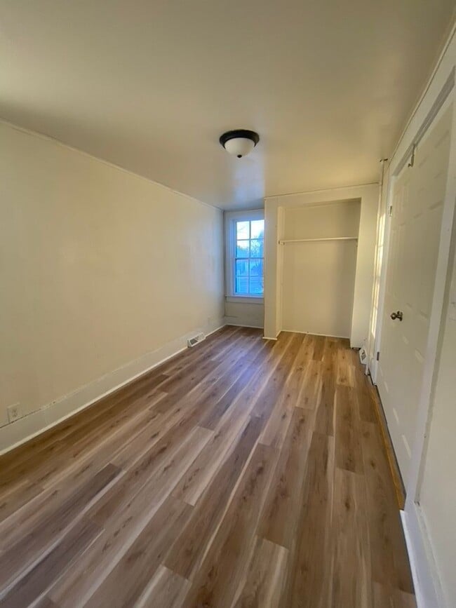 Building Photo - 1031 Waugoo Ave