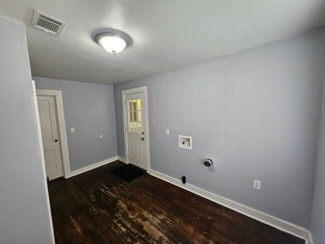 Building Photo - 1046 Miers St