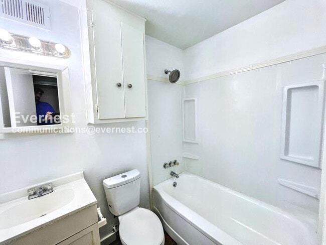 Building Photo - 1460 Woody Dr