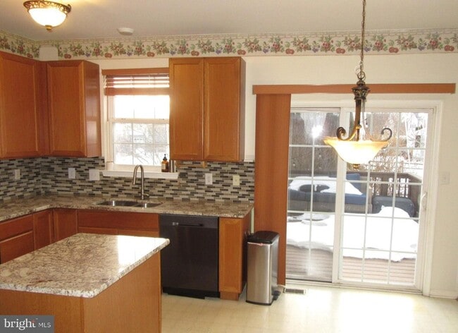 Building Photo - 136 Clear Creek Dr