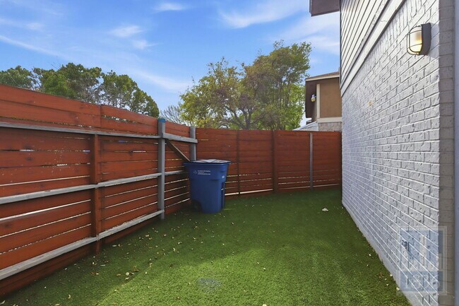 Building Photo - 1308 Southport Dr