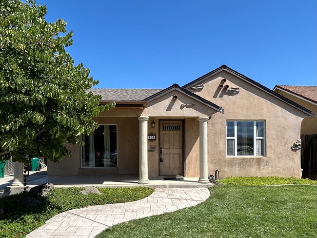 Primary Photo - 2 Bed, 1 Bath Home Move in Ready!