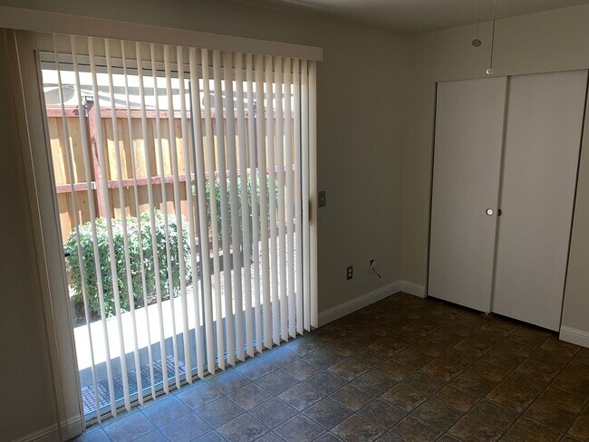 Building Photo - Great home near Shopping Centers!