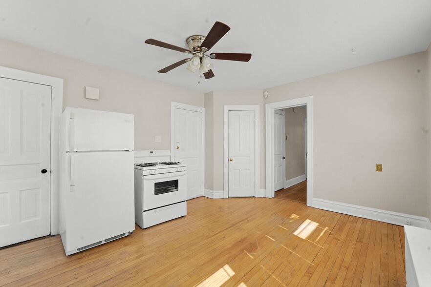 Building Photo - 331 Des Plaines Ave