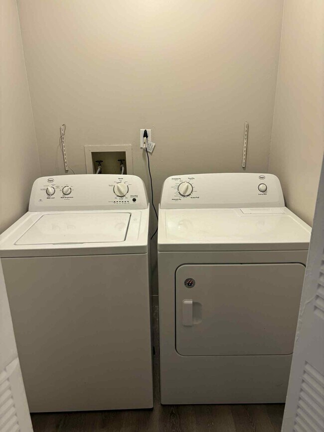 Building Photo - 405 Skyview Dr