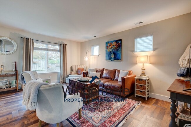 Building Photo - 3 Bed 2.5 Bath Townhome