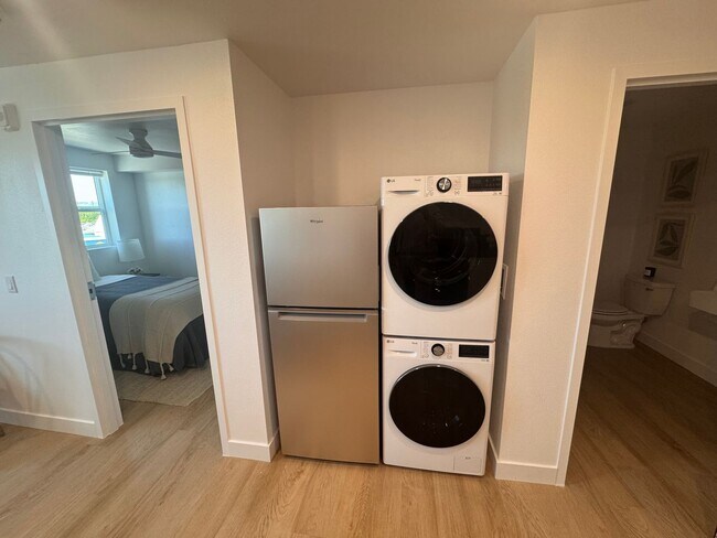 Building Photo - Modern Living in the Heart of Los Angeles