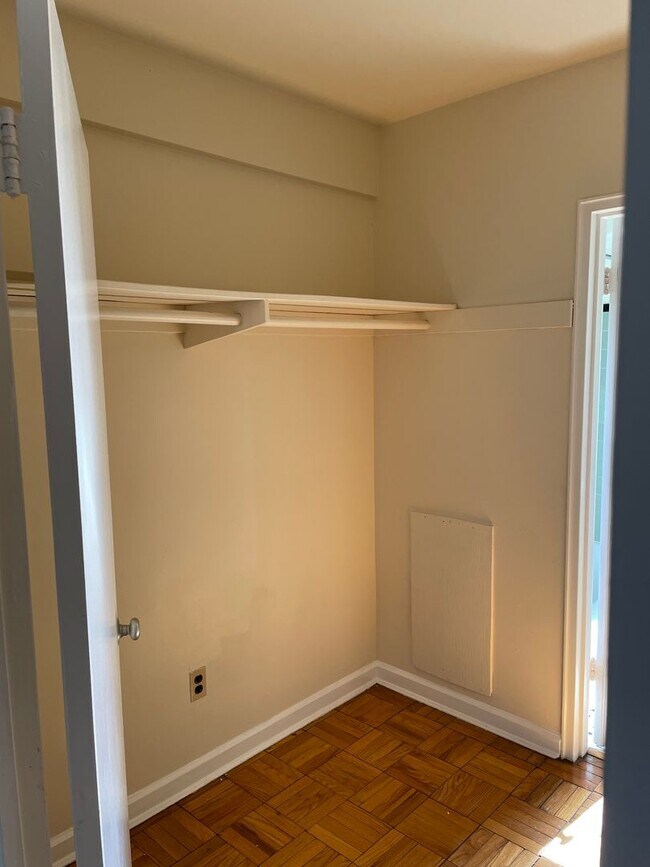 Building Photo - Spacious Studio Apartment in Cleveland Park