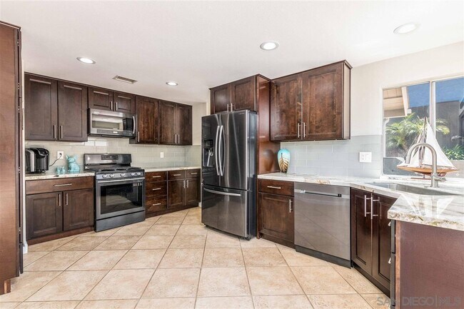 Building Photo - 1525 W Country Club Ln