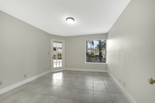 Building Photo - 2926 S University Dr