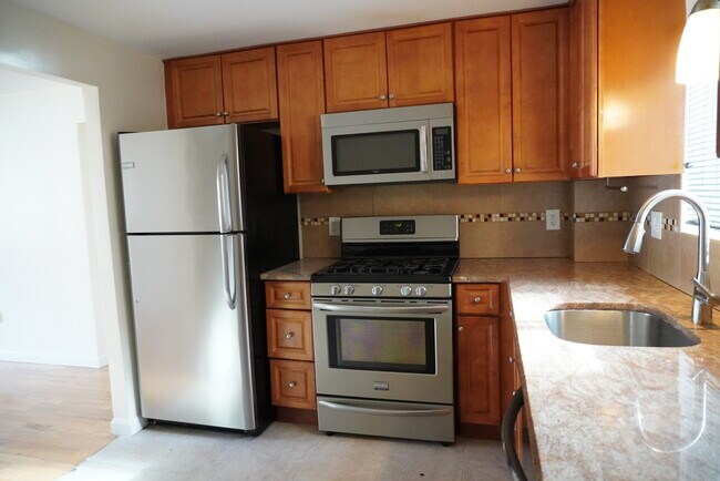 Building Photo - 33 Oxford Cir