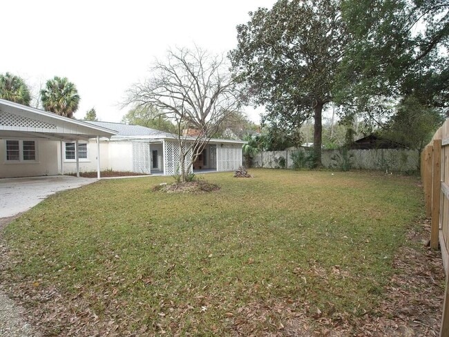 Building Photo - 821 Brett St S