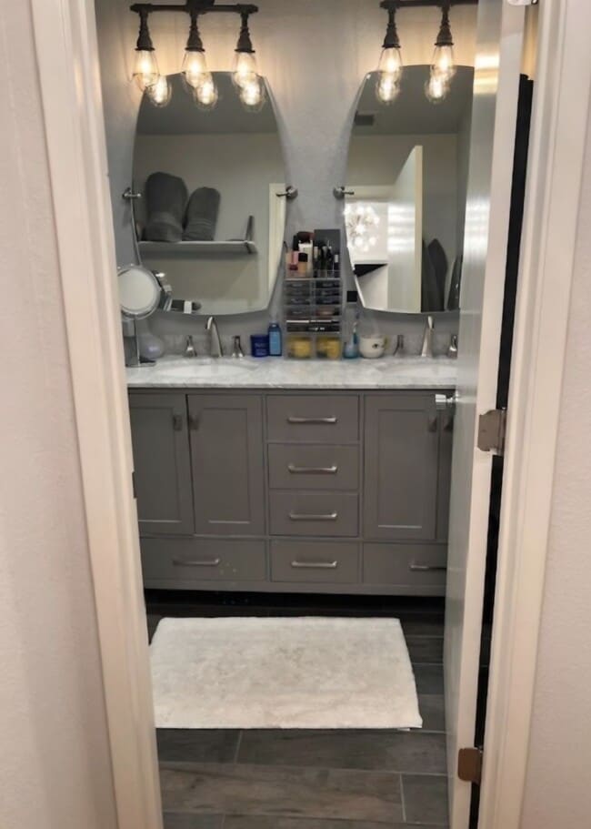 Building Photo - Gorgeous Updated 2 Bedroom, 2 bath condo For Rent in Pleasanton.