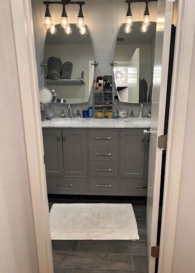 Building Photo - Gorgeous Updated 2 Bedroom, 2 bath Condo with 1 car garage For Rent in Pleasanton.