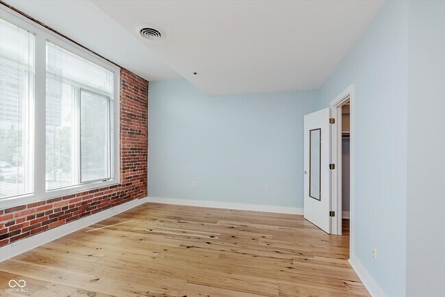 Building Photo - 430 N Park Ave