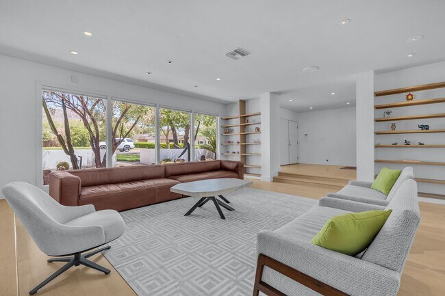 Building Photo - Mid-century modern home in Arcadia with pr...