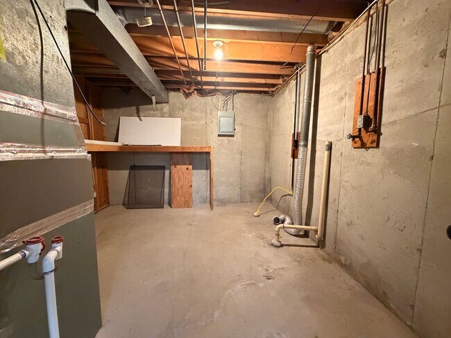 Building Photo - Rockford Schools! 4 Bedroom Duplex