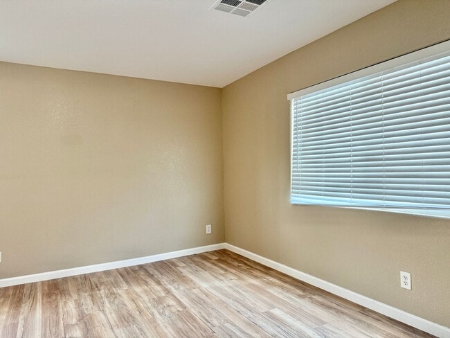 Building Photo - Spacious Living, Granite Counters, Great Location!