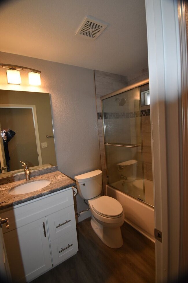 Building Photo - 301 Willowwood Ct
