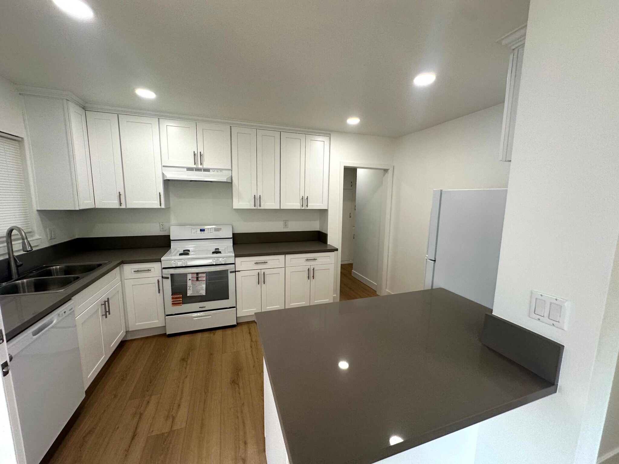 Building Photo - 836 W Olive Ave