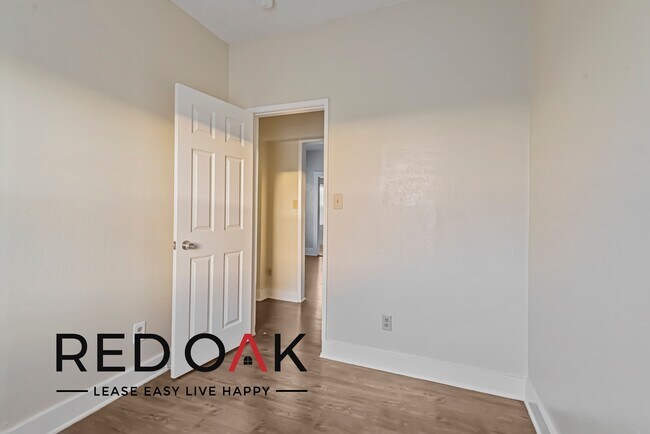 Building Photo - Welcome to This Lovely Three Bedroom Bathe...