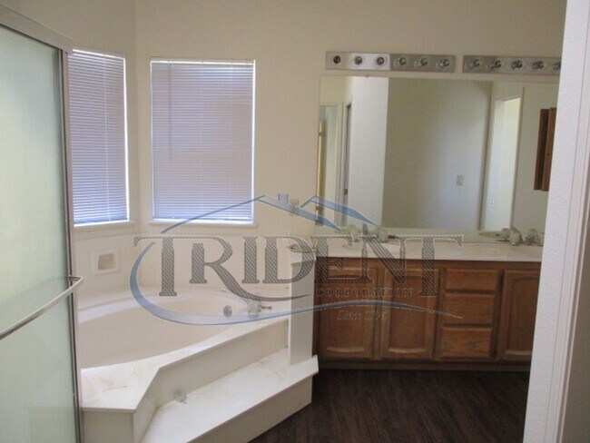 Building Photo - Large 4 bedroom, 3 bath house located on a large lot