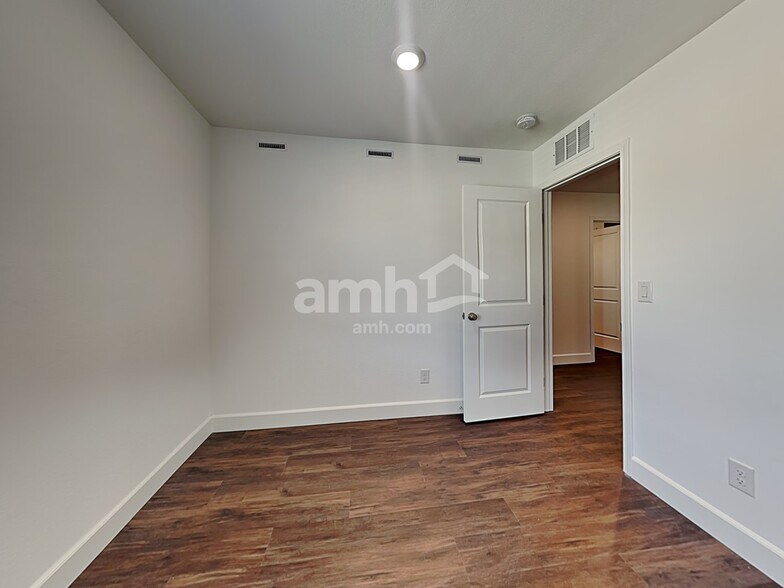 Building Photo - 8926 Tiger Tooth Ave