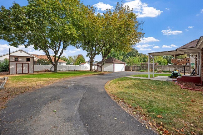 Building Photo - East Valley Home With Large Yard!