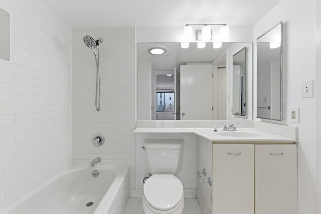 Building Photo - Beautiful 1 BR/1 BA Condo in The Observatory!