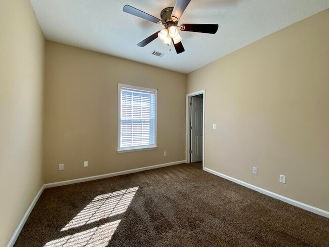 Building Photo - 4858 Somerset Dr
