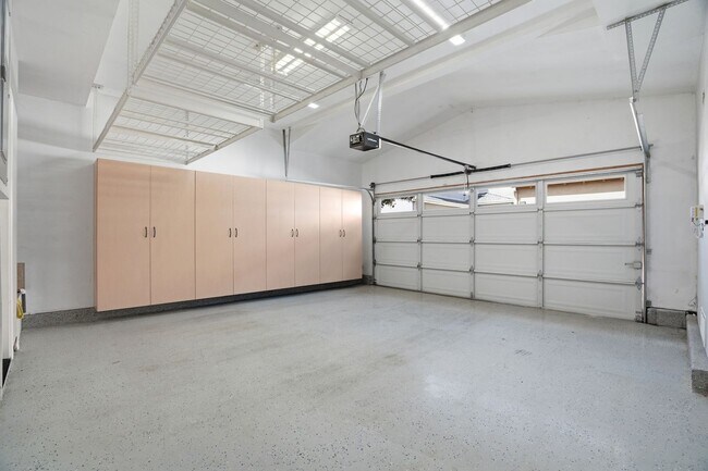 Building Photo - BRIGHT, OPEN RESIDENCE IN RIVERMARK HOME WITH EXCELLENT LAYOUT