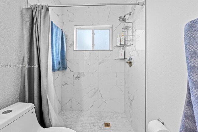 Building Photo - 1208 NE 5th Ave