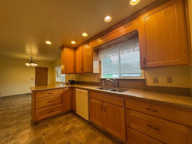 Building Photo - Well located, 4/2, Redwood views