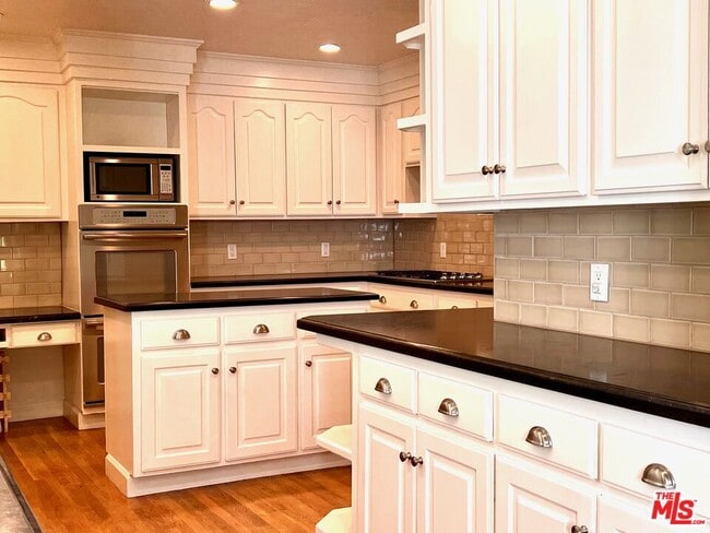 Building Photo - 401 Kings Rd