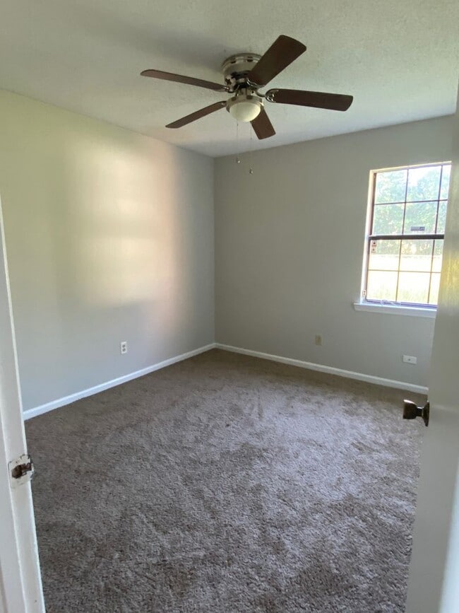 Building Photo - Pet Friendly Ridgewood Subdivision Gem: 3-...