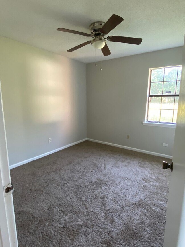 Building Photo - Ridgewood Subdivision Gem: 3-Bedroom Home with Fenced Yard.