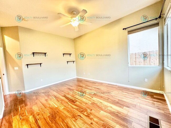 Building Photo - Half-Month Free Rent! Charming 3-Bedroom H...