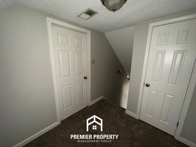 Building Photo - 6764 Henredon Dr