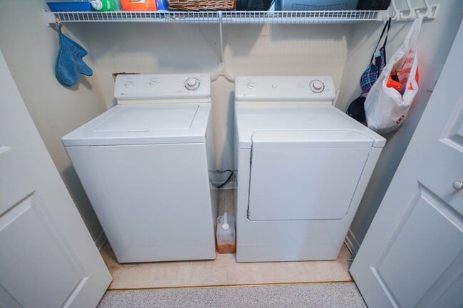 Building Photo - Private End-Unit Townhome with Walkout Basement