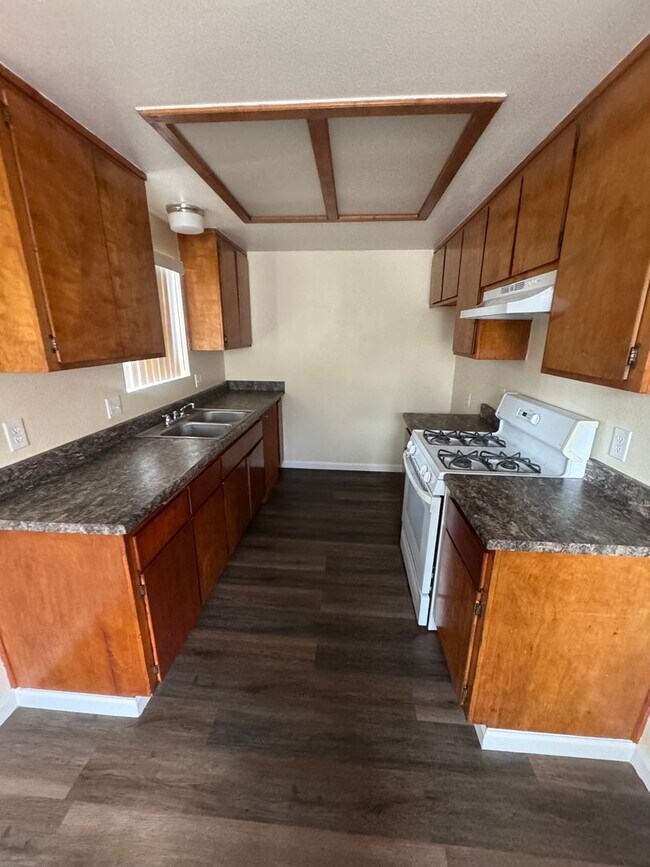 Building Photo - Oleander