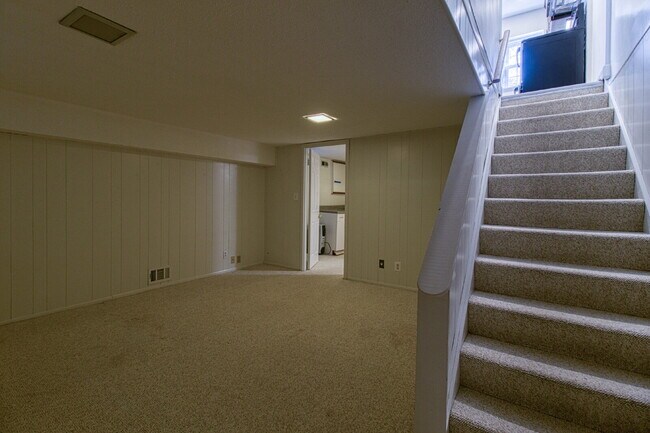 Building Photo - Discover Exceptional Townhouse Living!
