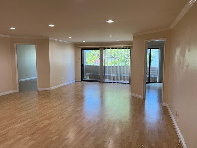 Building Photo - 110 N Everett St