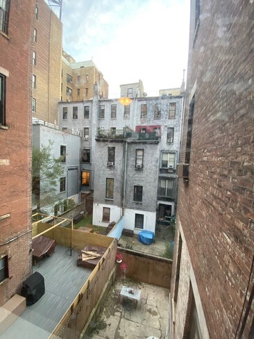 Building Photo - 169 W 76th St