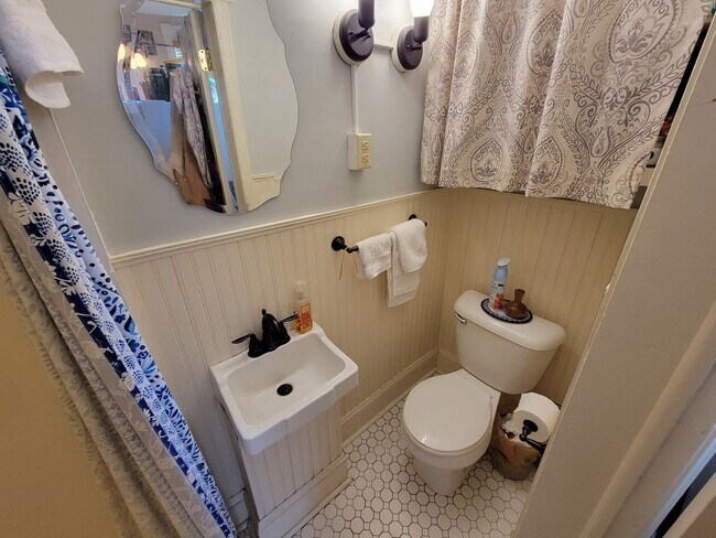 Building Photo - AVAILABLE SEPTEMBER - Charming 1 Bed 1 Bat...